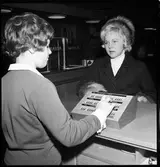 Bokningsdon för sitt- och sovplatsavdelningen.
Möjligen Statens Järnvägar SJ Resebyrå på Vasagatan.