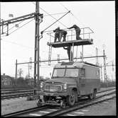 Elrevisionsarbete. SJ 13937 med arbetsbrygga