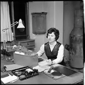 Margot Björk vid skrivbordet i Fågelsjö station.