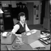 Margot Björk vid skrivbordet i Fågelsjö station.