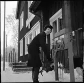 Margot Björk vid ställverkt vid Fågelsjö station.