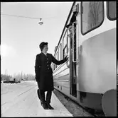 Margot Björk samtalar med lokföraren i Statens Järnvägar, SJ YB08 1133 vid Fågelsjö station.