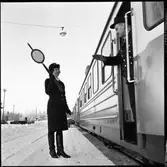 Margot Björk samtalar med lokföraren i Statens Järnvägar, SJ YB08 1133 vid Fågelsjö station.