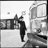 Margot Björk ger signal till Statens Järnvägar, SJ YB08 1133 vid Fågelsjö station.