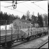 Presenningtäckta godvagnar.