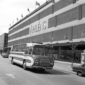 Trafikförvaltningen Göteborg-Dalarne-Gävle GDG Scania-Vabis buss, utanför ÅHLENS i Stockholm.