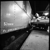 Statens Järnvägar SJ F5 55030. Tidningslastning för Pressbyrån, vid Ilgodset och bangårdsposten.