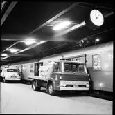 Tidningslastning Pressbyrån, mellan lasbil och för sortering / buntning ombyggda person - resgodsvagnar.