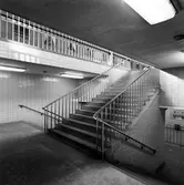 Rostfria trappräcken, uppgång/nergång till/från spåren.