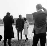 Amerikanska ungdommar fotograferade på Strömkajen, framför Stockholms slott