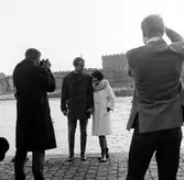 Amerikanska ungdommar fotograferade på Strömkajen, framför Stockholms slott