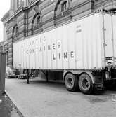 Containertransport vid Operan. Fotot taget från Strömgatan.