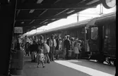 Stockholms Centralstation. Midsommar resenärer stiger ombord på Malmö/Köpenhamnståget.