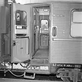 Automatiskt dörrlås, passagerarvagn. Vagn-dörr låsanordning, även skylt. Foto för verksamhetsberättelse