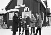 Jokkmokk station. Inlandsbanan. Filminspelning BBC.
till vänster stationsmästare Werner Bodin. I Jokkmokk från 1959-01-01 till pension 1974.