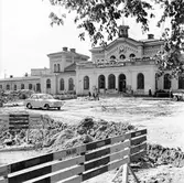 Reportage om SJ och högertrafiken i Örebro och Malmö. Örebro centralstation från gatusidan