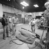 Studiomän och skådespelare under TV-inspelning