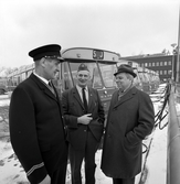 Råsta vbs-garage. Från vänster K W Ohlsson,  chaufför Carl Dehmel och Bille B Rudemalm