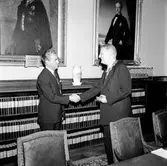 Generaldirektör Erik Upmark mottager orden Illis Quorum av kommunikationsministern Svante Lundkvist i Plenisalen. Den kungliga medaljen delas ut för medborgerlig förtjänst