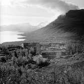 Hotell Fjället, turistanläggning vid sjön Torneträsk i nordvästra Lappland. Lapporten, U-dalen syns i horisonten