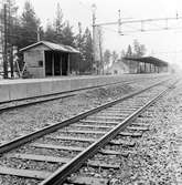 Ombyggnadsarbete inför kommande pendeltågstrafik, linjen Älvsjö - Västerhaninge. Den gamla väntkuren har provisoriskt placerats på plattformen.
