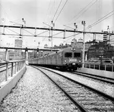 Statens Järnvägar SJ X1 3008 Motorvagnståg. Barnhusbron och Bonnierhuset i bakgrunden.