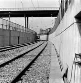 Statens Järnvägar, SJ Centralstationen bangårdsombyggn.
Norra Bantorget mot Karlberg, tunneln, el-arbete.'
Spåren ner mot tunnel under spåren. Barnhusbron upptill i bild. Del av Bonnierhuset skymtar till höger bakon bron.