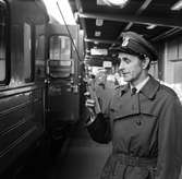 Stockholm Central. Plattformsinspetkör E. Svensson,
Högupplöst bild finns.