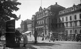 Stockholm centralstation, sedd från norra delen av centralplan. Skoputsare i förgrunden till vänster.