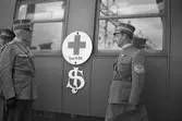 Överbefälhavare OlofThörnell och Överstelöjtnant Henrik Wrede, byråchef för SJ Militärbyrå, vid en inspektion av sjukhuståget H39 som skulle användas till att frakta skadade tyskar från Torneå till Oslo.
SJ vagn nummer 2121.