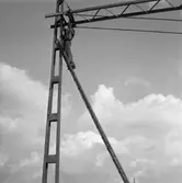 Elektrifieringen av sträckan Hälsingborg - Hässleholm. Ledningsbryggan fästs vid stolpen.