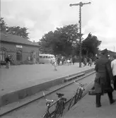 Vitaby järnvägsstation. Gengasbuss i bakgrunden.