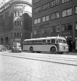 Statens Järnvägar, SJ turistbuss utanför Hotell Skandia. Sj buss nummer 1882. Registreringsnummer M829.