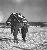 Kronprins Gustaf Adolf och generaldirektör Granholm på inspektion i Älvsbyn i samband med invigningen av eldrift på sträckan Långsele-Boden