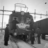 Statens Järnvägar, SJ Ds 375. Invigningstågets lok dekoreras i Bastuträsk i samband med den första resan med eldrift på sträckan Långsele-Boden.