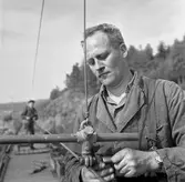 Elektrifiering av linjen Ånge-Sundsvall. Monteringsarbeten
Kontakttråden inlägges i hållaren.