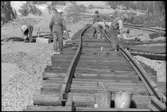 Arbete på sträckan Örebro-Frövi, som blev färdig 1956.