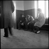 Resenärer i väntsalen