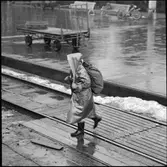 Resenär på Kiruna järnvägsövergång