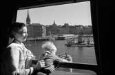 Stockholm, vy från en resande tåg.
Järnvägsbron på sträckan mellan Riddarholmen och Mälarstrand.