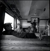 Resenärer i en personvagn