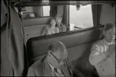 Resenärer i en personvagn