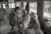 Rälsbussen mellan Abisko Och Riksgränsen på Malmbanan. Flickan i ljusrandig tröja Margareta Johansson. Till höger om henne Kajsa Haapala.