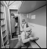 Monteringsarbete i sovkupé.