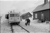 Rälsbussföraren Rof Wiklund hjälper till med avlastning av gods.