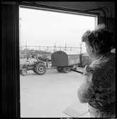 Avlastning av cirkusvagnar från godsvagn.