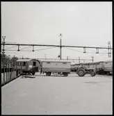 Avlastning av cirkusvagnar från godsvagn.