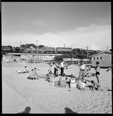 Badstrand i Helsingborg. I bakgrunden passerar ett tåg, på sträckan mellan Helsingborg och Maria.