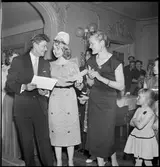 Segrarna i frågesporten under ett reklamevenemang för Nils Holgersson turen som Statens Järnvägar anordnade.