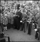 Nils Holgersson tåget blir mottagen av orkester.